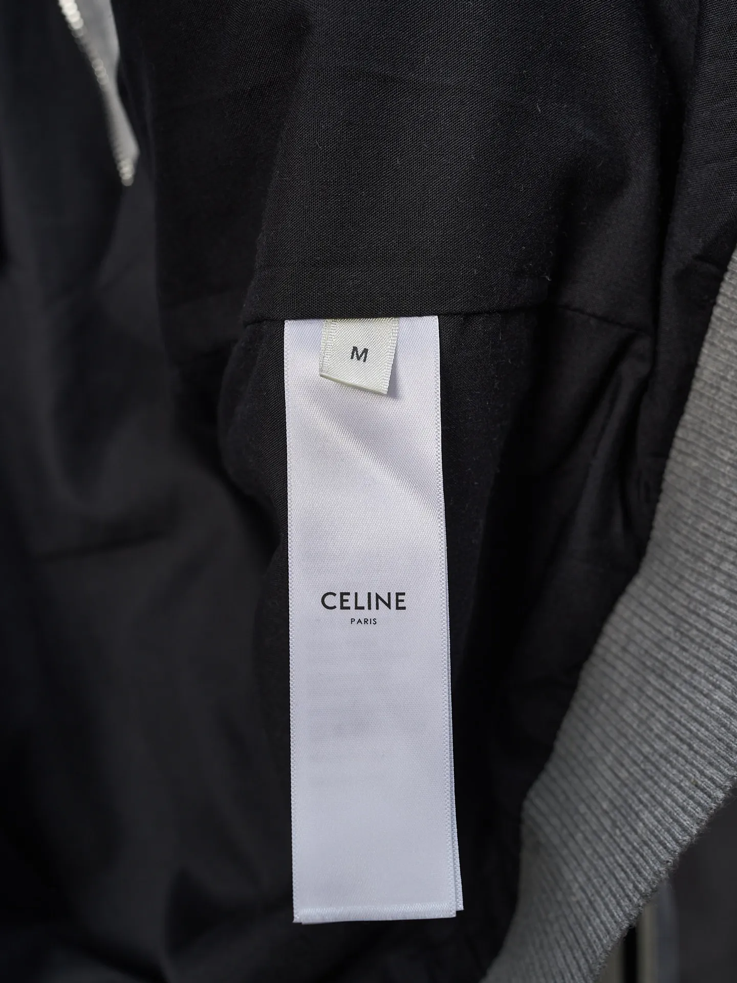 [Real auction] Celine/Celine gray fog velvet Arc de Triomphe embroidered suit zipper jacket [In Stock] S M L XL custom-made Yunrou twin velvet fog cotton sateen. Delicate and smooth, close to the skin like a cloud. The main tone is high-end gray. It is low-key and full of connotation. The iconic CELINE Arc de Triomphe embroidery wakes up on the gray fog velvet. It is fully recognizable. The contrasting ribbons are like shooting stars across the shoulders and arms. The metal zipper glows with cold light. The visual impact between movement and movement. The stand-up collar is cut with neat lines, both strong and soft. When taken apart, it is a style item. When worn together, it is an aura shirt. The suit is worry-free to wear. Use imported machine embroidery technology. Use advanced computer control system and precise mechanical components to realize the Arc de Triomphe embroidery operation. High precision. The lines are smooth and delicate. The fabrics have been washed and have a better hand feel. Not easy to deform, not easy to shrink, not easy to fade. Maintain long-term beauty and fit.